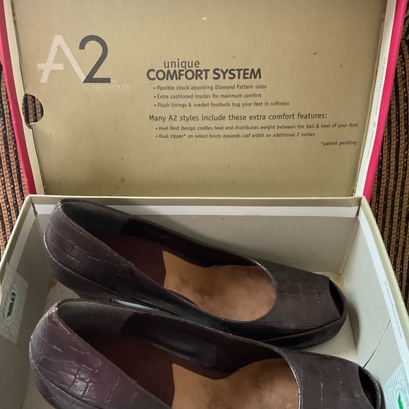 New In Box. Women’s Aerosole Brown Crocodile Comfort Heels Size 9 - Picture 6 of 7